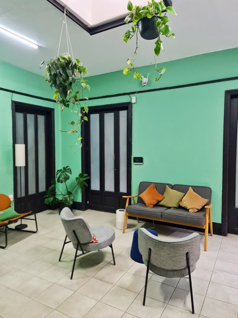 Sala de espera de Remind Coyoacán con sofá, sillones y plantas
