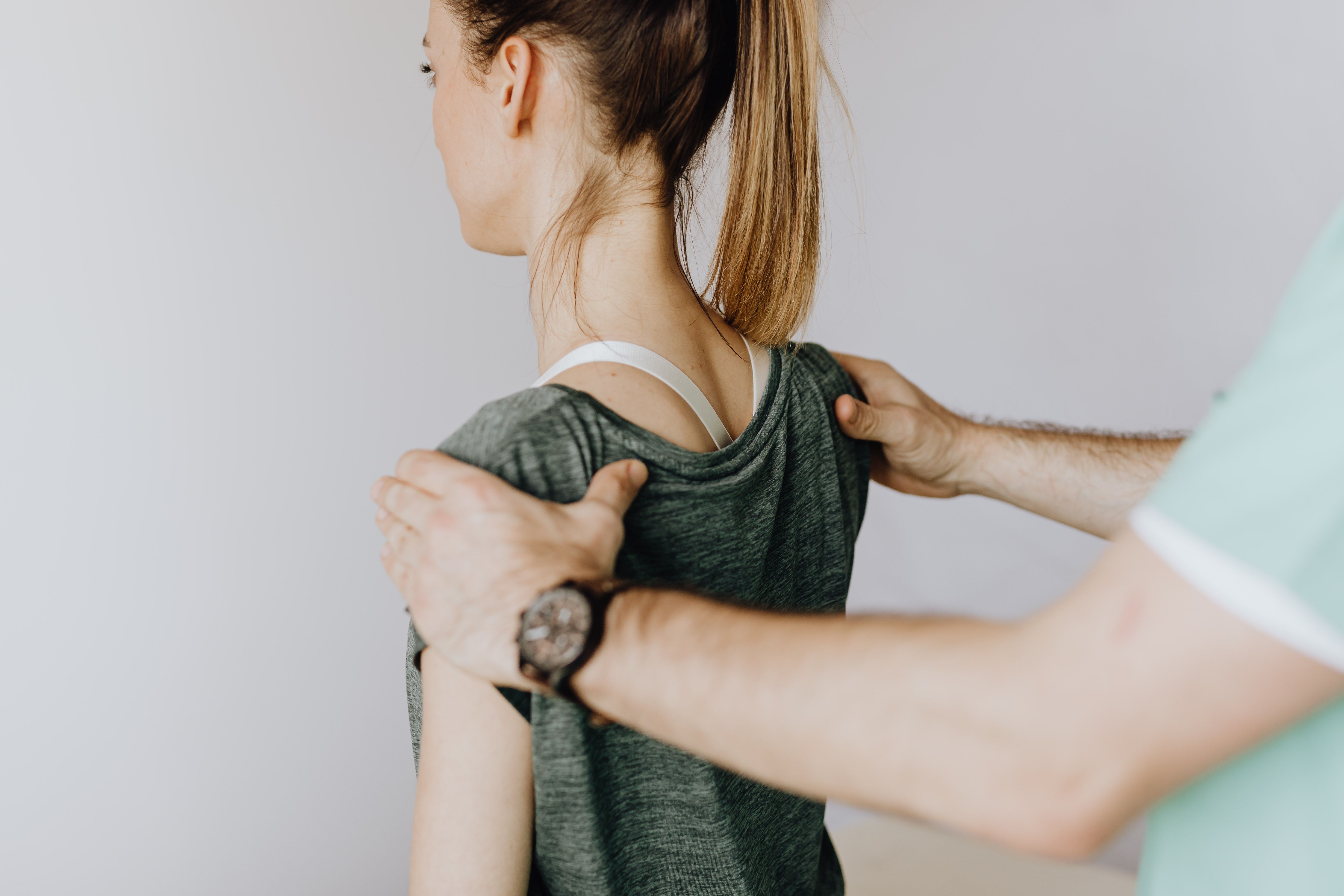 Fisioterapeuta tratando el hombro de una paciente — tendinitis de hombro