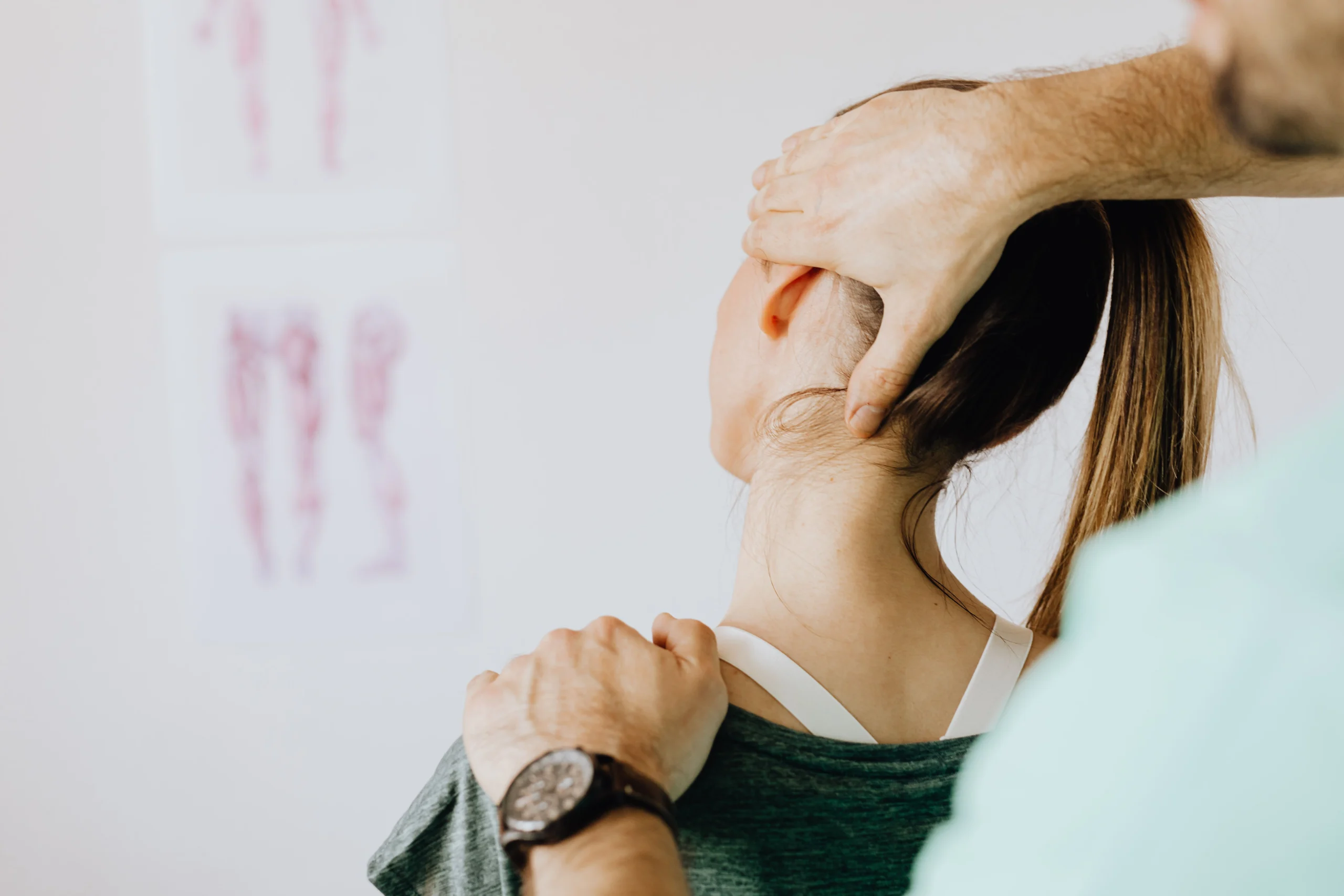 Fisioterapeuta tratando el cuello de una paciente — hernia cervical