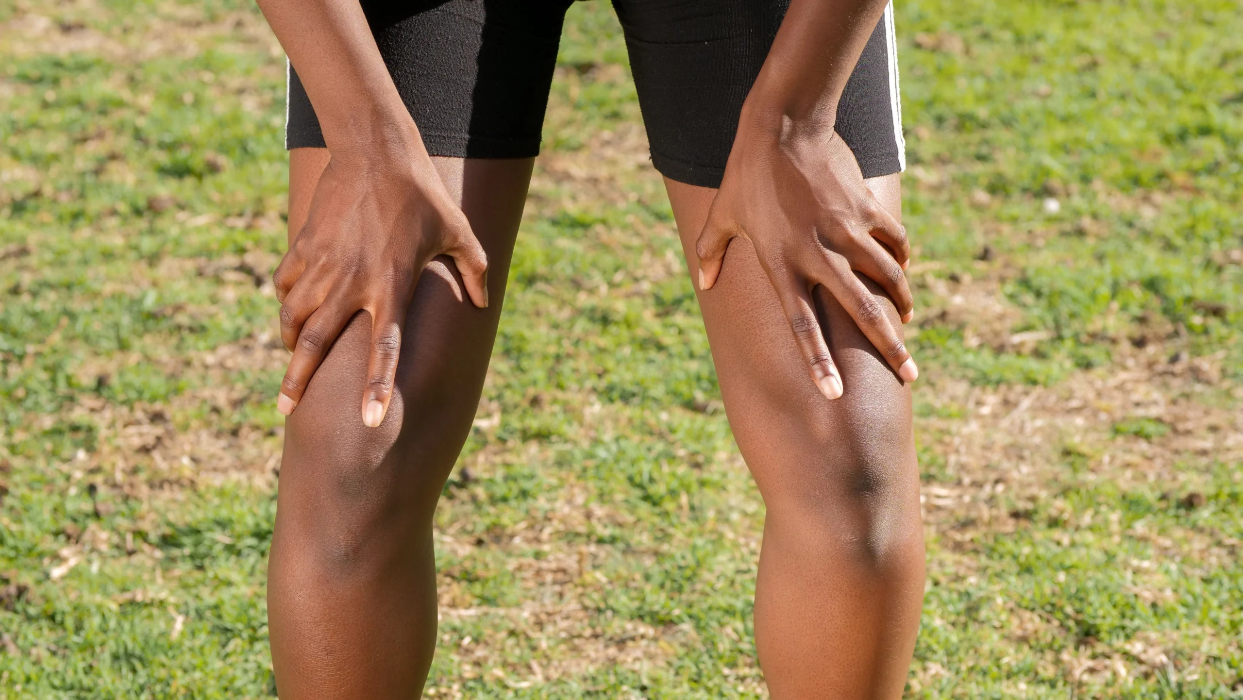 Deportista sujetándose la rodilla — tendinitis rotuliana