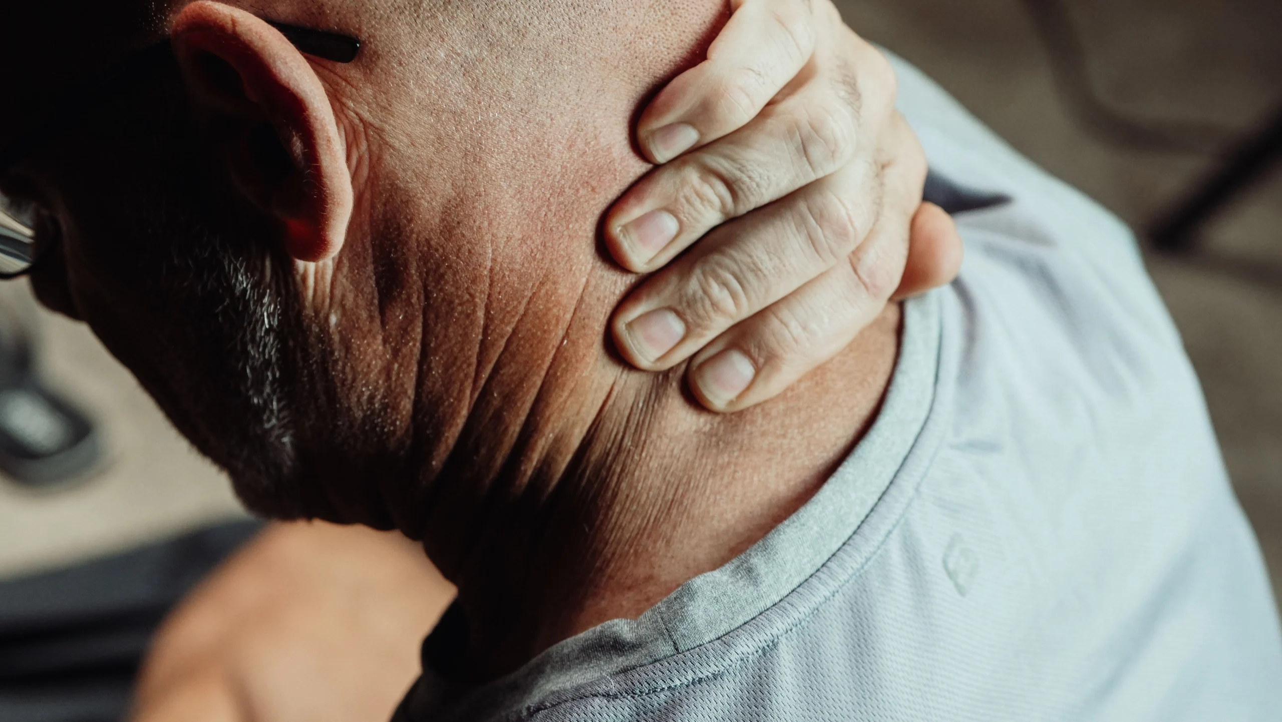 Hombre con el cuello rígido y dolorido — tortícolis