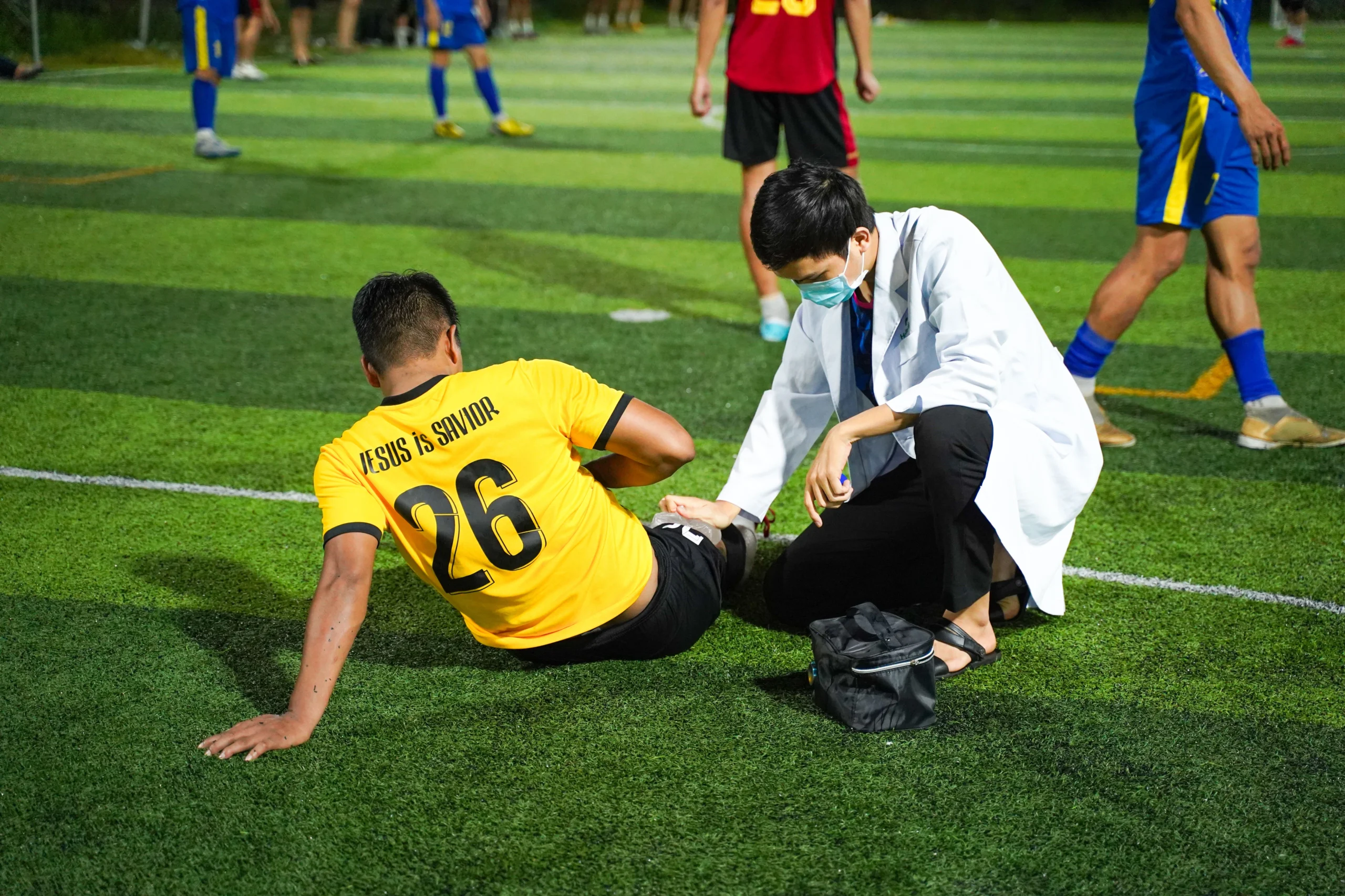 Futbolista lesionado atendido en el campo — pubalgia